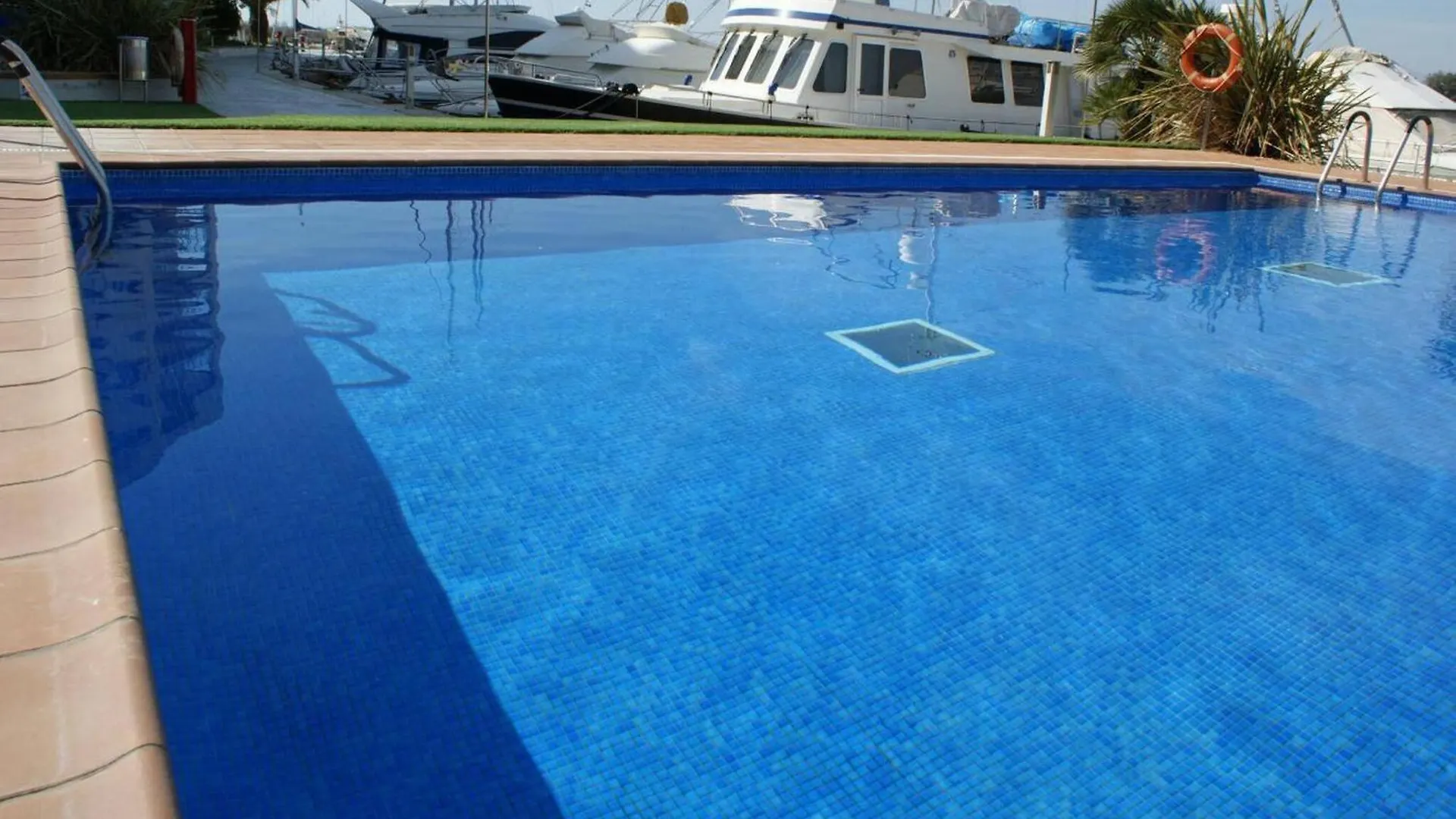 Precioso Apartamento En Complejo De Al Standing Roses 0*,