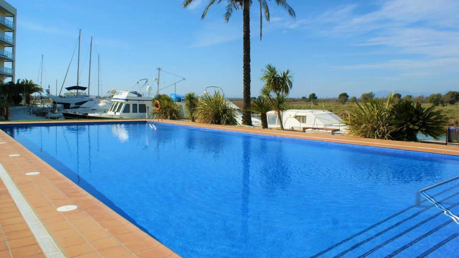 Precioso Apartamento En Complejo De Al Standing Roses